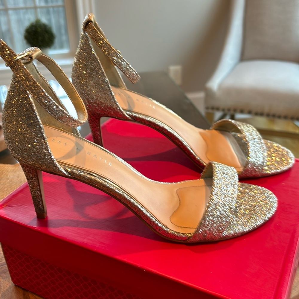 Kelly & Katie Gold Sparkle Heels
Size 9, 3 Inch Heels
Worn 1x